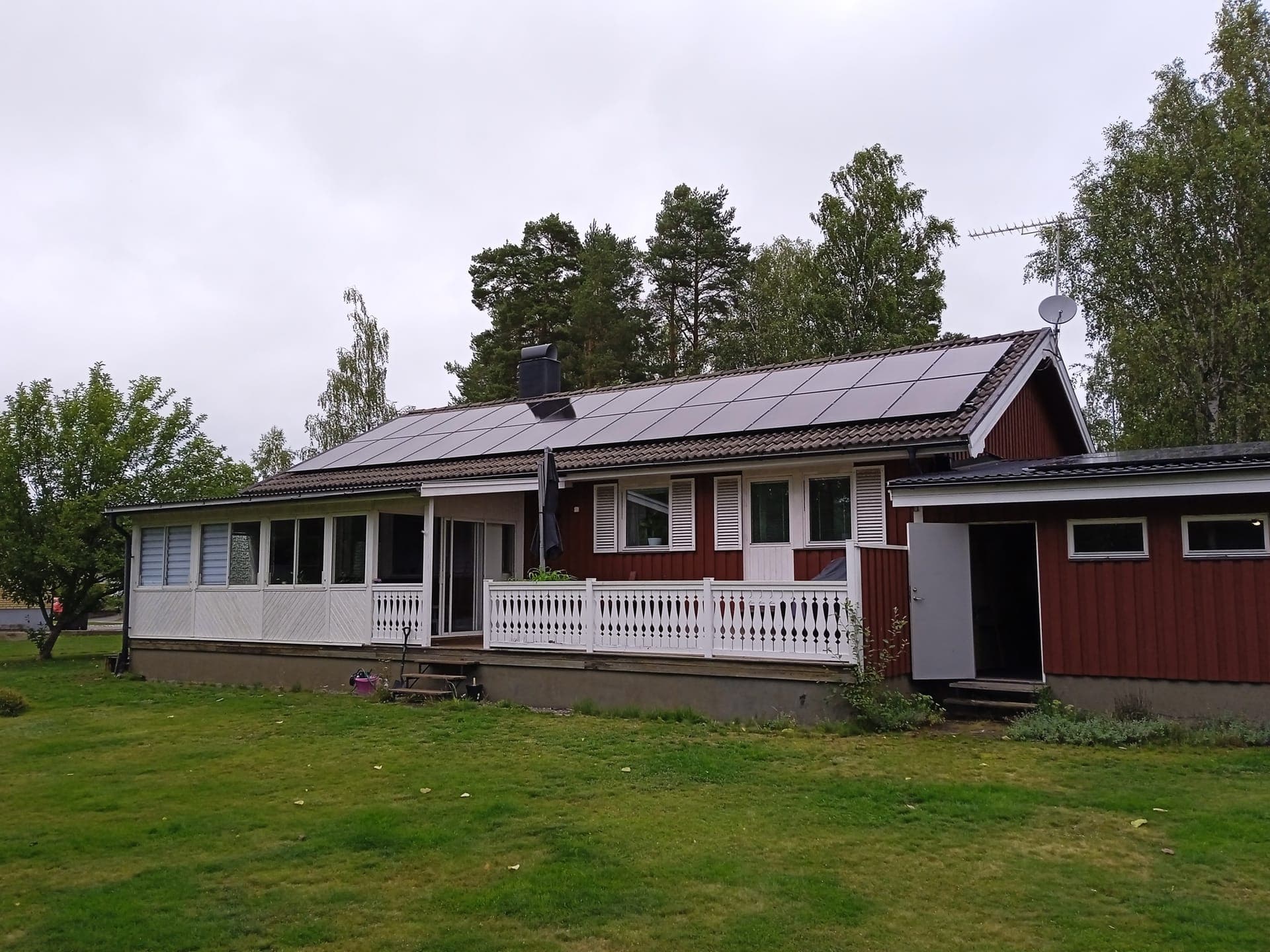 Solceller på rödstuga med veranda
